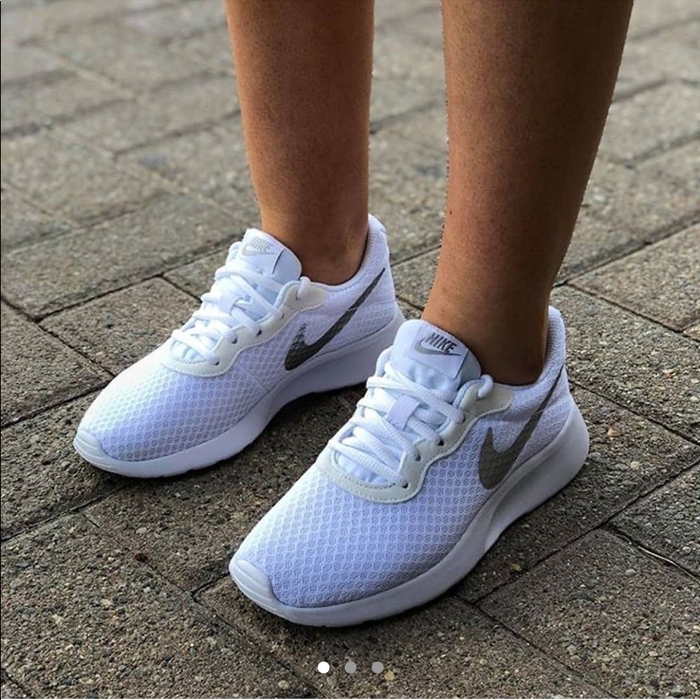 nike tennis shoes / sneakers